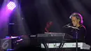 Musisi Senior Indonesia, Fariz RM tampil membuka konser Matt Bianco Indonesia Tour 2016, Jakarta, Jumat, (1 /4). Fariz RM membawakan enam lagu, antara lain Sakura dan Barcelona. (Liputan6.com/Herman Zakharia)