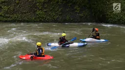 Peserta sekolah Kracak Kayak melakukan teknik mendayung saat simulasi sungai Cianten, Desa Situ Udik, kecamatan Cibungbulang, Bogor, Jawa Barat, Kamis (18/3). Peserta diajarkan teknik dasar eskimo roll dan lain-lain. (Merdeka.com/Imam Buhori)