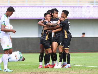 Para pemain Dewa United merayakan gol yang dicetak oleh Persikabo 1973, Jose Elmer Porteira, pada laga pekan ke-28 Liga 1 2023/2024 di Stadion Indomilk Arena, Tangerang, Kamis (7/3/2024). (Bola.com/M Iqbal Ichsan)