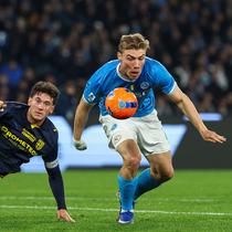 Rasmus Hojlund dan Alessandro Circati berebut bola dalam laga Serie A antara Napoli vs Parma di Naples, 15 Januari 2026. (Alessandro Garofalo/LaPresse via AP)