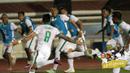 Gelandang Timnas Indonesia, Stefano Lilipaly, berlari mengejar rekan-rekannya usai mencetak gol ke gawang Singapura pada laga Piala AFF 2016 di Filipina, Jumat (25/11/2016). (Bola.com/Nicklas Hanoatubun)