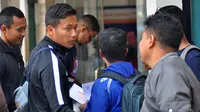 Dendi Santoso dan pemain Arema lainnya kembali ke Malang malam hari seusai pertandingan melawan PSIS di Stadion Moch. Soebroto, Magelang, Minggu sore (4/11/2018). (Bola.com/Iwan Setiawan)