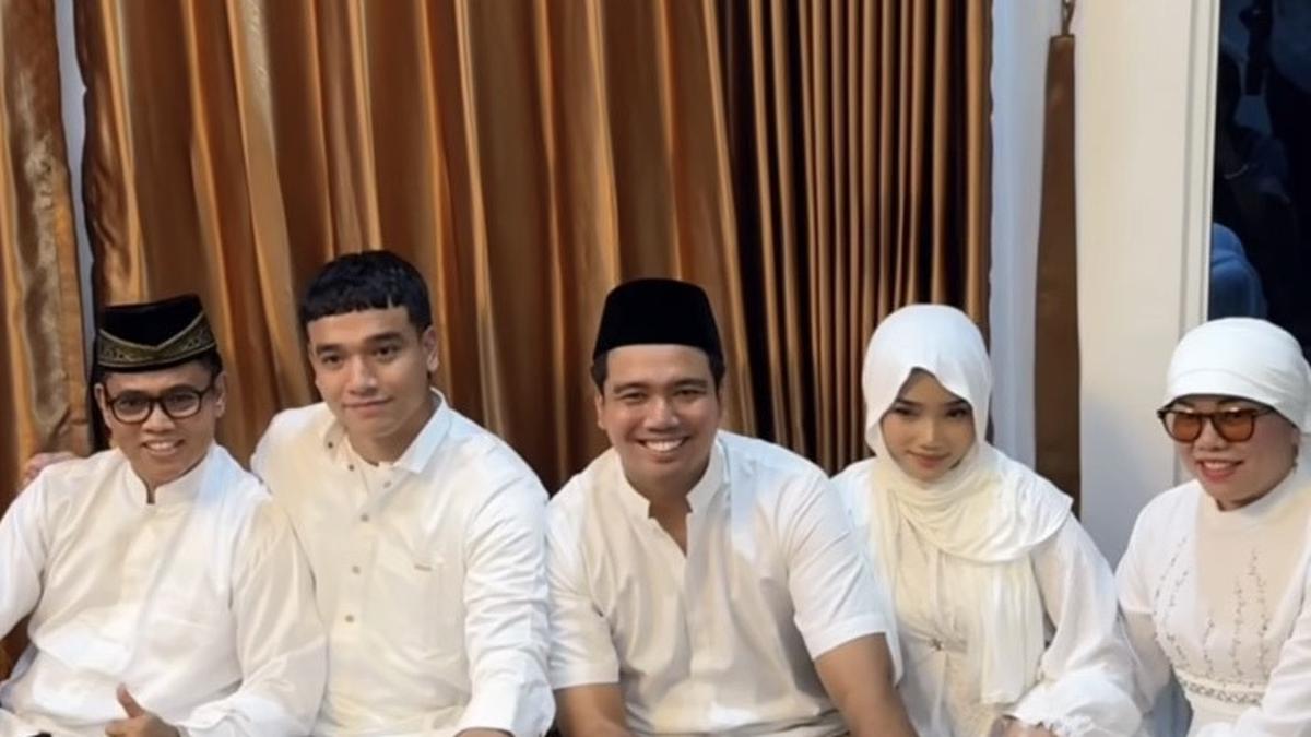 6 Gaya Hijab Meleyot Fuji An saat Pengajian Jelang Pernikahan Kakaknya