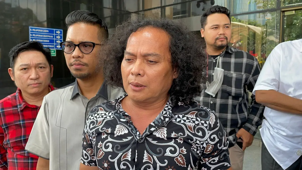 Tim penasihat hukum Indonesia Police Watch (IPW), Deolipa Yumara saat ditemui wartawan di Gedung KPK, Jakarta Selatan, Jumat (5/5/2023).