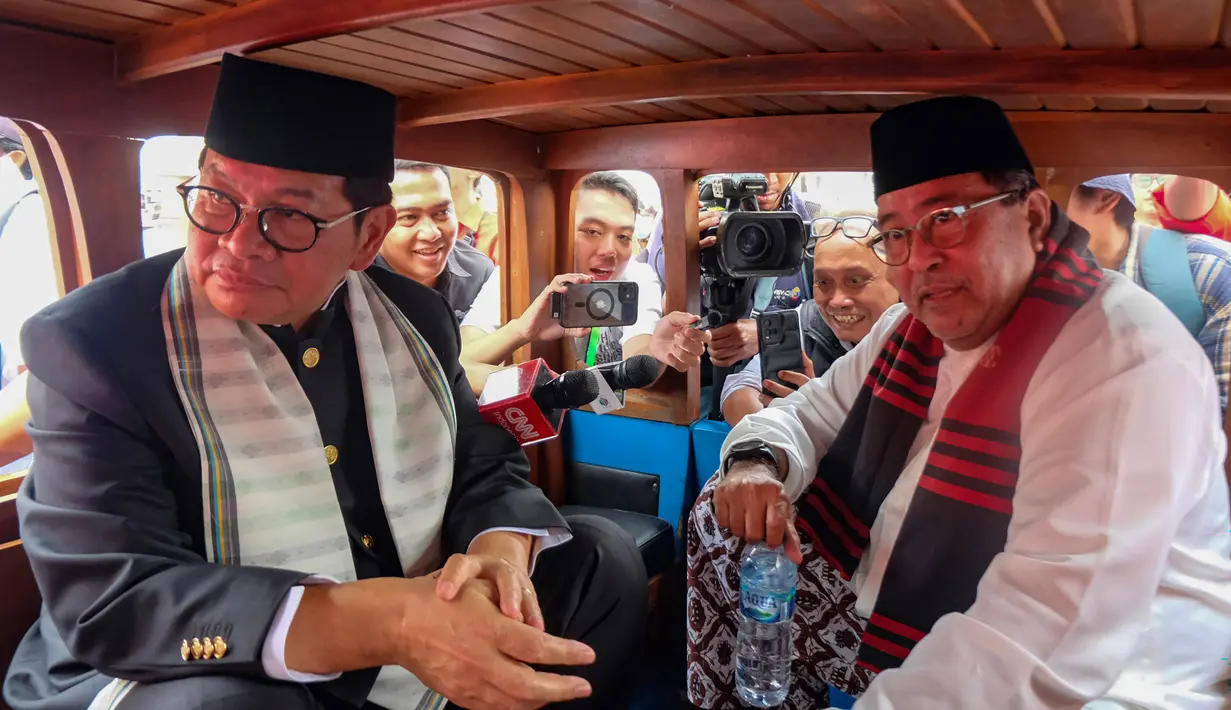 <p>Bakal calon gubernur dan wakil gubernur dari Partai Demokrasi Indonesia Perjuangan (PDIP), Pramono Anung dan Rano Karno saat berada dalam oplet menuju kantor Komisi Pemilihan Umum (KPU) Provinsi DKI Jakarta, Rabu (28/8/2024). (merdeka.com/Arie Basuki)</p>