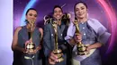 Grup Musik GAC juga berhasil membawa piala kemenangan di AMI Awards 2017. Nuansa abu-abu dan motif kotak-kotak hadir di busana yang dikenakan oleh Gamal, Audrey, dan Cantika, pastinya mereka terlihat kompak saat itu. (Deki Prayoga/Bintang.com)