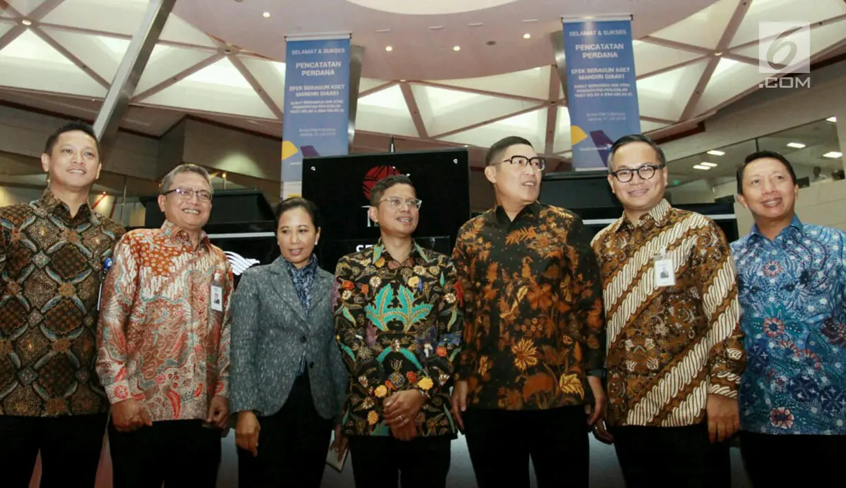 Menteri BUMN Rini M Soemarno foto bersama dengan jajaran Direksi BUMN pada pencatatan perdana Efek Beragun Aset Mandiri GIAA01 di gedung Bursa Efek Indonesia, Jakarta, Selasa (31/7). (Liputan6.com/HO/Iqbal)