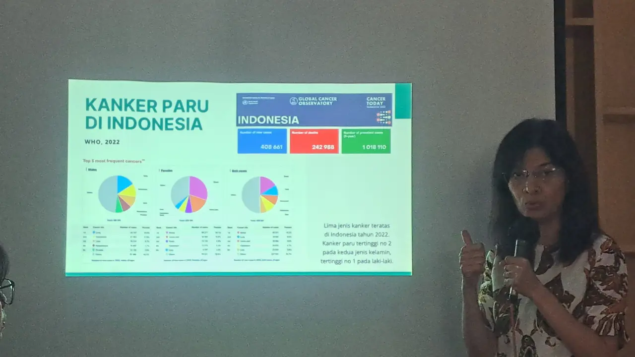 Prof. Allen Widysanto ungkap wanita 40-an berisiko kanker paru akibat rokok dan vape. Deteksi dini lewat CT Scan Low Dose penting untuk cegah stadium lanjut. (Foto: Pramita Tristiawati/Liputan6.com)