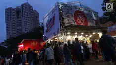 Pengunjung melihat-lihat produk merek pakaian di Jakcloth Indonesian Pride 2018, Jakarta, Rabu (19/12). Kehadisan Jakcloth disambut antusias anak muda Ibu Kota. (Liputan6.com/JohanTallo)