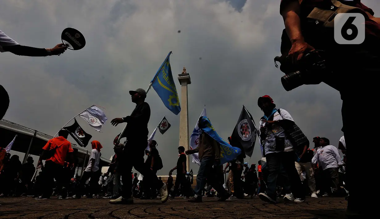 Buruh dari berbagai aliansi saat berdatangan untuk menghadiri perayaan Hari Buruh Internasional 2025 di kawasan Monumen Nasional (Monas), Jakarta, Kamis (1/5/2025). (Liputan6.com/Angga Yuniar)