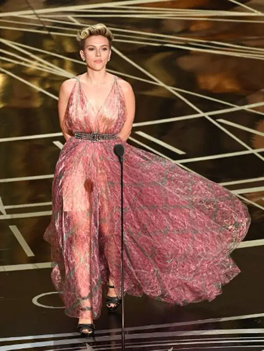 “Mereka telah berpisah sejak summer lalu, dan Johansson yang mengajukan perceraian itu,” ucap sumber. (AFP/Bintang.com)