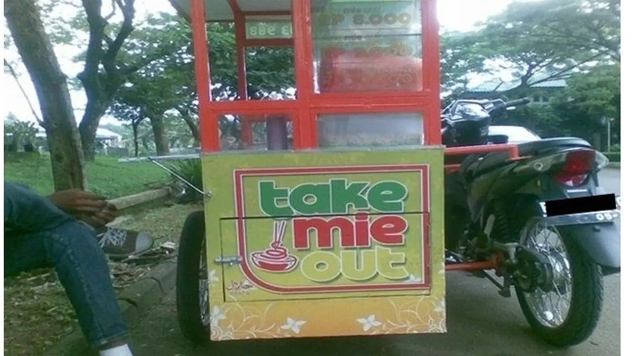 6 Potret Spanduk Penjual Mi Goreng Ini Bikin Geleng Kepala