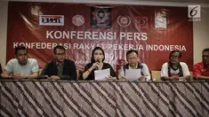 Ketum Konfederasi Rakyat Pekerja Indonesia (KRPI), Rieke Diah Pitaloka menyampaikan maklumat untuk Presiden Jokowi dalam konferensi pers di Jakarta, Minggu (29/4). Maklumat itu dinamakan 'Panca Maklumat Rakyat Pekerja'. (Liputan6.com/Faizal Fanani)