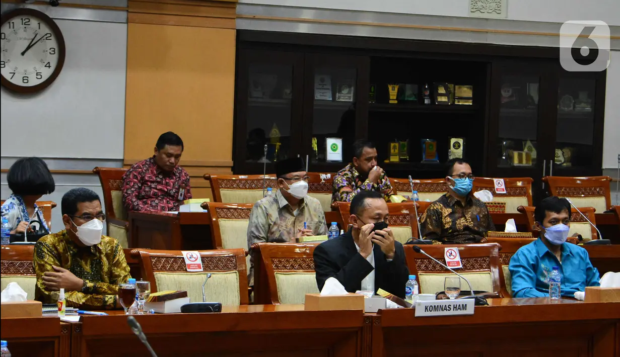 Ketua Komnas HAM Ahmad Taufan Damanik (tengah) mengikuti Rapat Dengar Pendapat (RDP) dengan Komisi III di Kompleks Parlemen, Senayan, Jakarta, Selasa (6/4/2021). Rapat membahas instrument perundang-undangan terkait HAM serta evaluasi kinerja. terakhir. (Liputan6.com/Angga Yuniar)