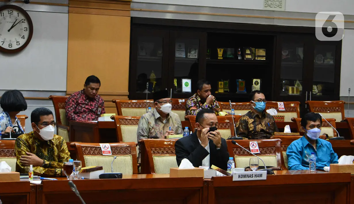 Ketua Komnas HAM Ahmad Taufan Damanik (tengah) mengikuti Rapat Dengar Pendapat (RDP) dengan Komisi III di Kompleks Parlemen, Senayan, Jakarta, Selasa (6/4/2021). Rapat membahas instrument perundang-undangan terkait HAM serta evaluasi kinerja. terakhir. (Liputan6.com/Angga Yuniar)