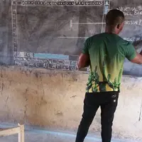 Seorang guru mengajarkan ilmu komputer lewat papan tulis. (Foto: Facebook/Owura Kwadwo Hottish)