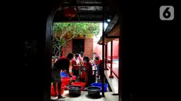 Warga keturunan Tionghoa mencuci patung di Vihara Kwan In Thang, Pondok Cabe, Tangerang Selatan, Banten, Rabu (26/1/2022). Ritual mencuci patung dewa serta bersih-bersih vihara ini dilakukan untuk menyambut perayaan Tahun Baru Imlek 2573 Kongzili pada 1 Februari 2022. (merdeka.com/Arie Basuki)