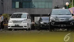 Akibat aksi lempar batu ini beberapa mobil anggota DPRD DKI Jakarta mengalami kerusakan pada kacanya, Jakarta, Jumat (3/10/2014) (Liputan6.com/Herman Zakharia)