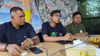 Warga Nagan Raya, Hasbullah (kiri) bersama kuasa hukumnya dari LBH Banda Aceh menyatakan akan melakukan gugatan warga negara (citizen lawsuit) terhadap Ketua PN Meulaboh dan Suka Makmue terkait PT Kallista Alam (Liputan6.com/Rino Abonita)