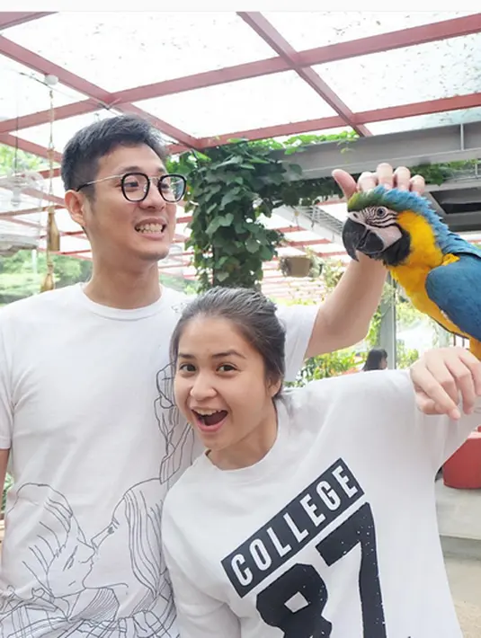 "Hello blue" tulis Putri Titian dalam akun Instagram. Banyak doa dari para nitizen agar keduanya segera menikah dan langgeng.  (Foto: Instagram/@putrititian)