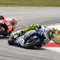 Saling Salip Valentino Rossi dengan Marc Marquez di Sirkuit Sepang (Liputan6/Motorcyclenews)