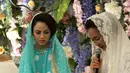 Didampingi ibunya Chacha Frederica terlihat mengenakan baju muslimah berwarna hijau tosca di acara pengajiannya yang berlangsung hikmat. (Galih W. Satria/Bintang.com)