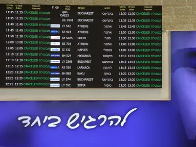 Papan yang menunjukkan pembatalan penerbangan berdiri di aula kedatangan di Bandara Ben Gurion dekat Tel Aviv pada 13 Juni 2025 setelah Israel menutup wilayah udaranya untuk lepas landas dan mendarat. (GIL COHEN-MAGEN/AFP)