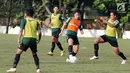 Pemain Timnas Indonesia U-22, Wahyudi Hamisi saat latihan di Lapangan ABC, Senayan, Jakarta, Sabtu (12/1). Pada hari keenam pemusatan latihan, Indra Sjafri menggelar game internal untuk menyaring para pemainnya. (Bola.com/M Iqbal Ichsan)