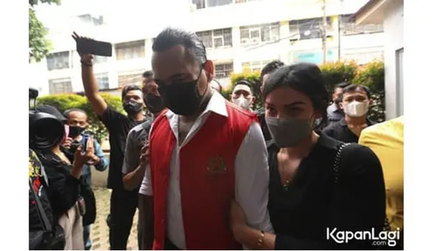 6 Potret Jerinx saat Hadiri Sidang Putusan, Didampingi Istri Tercinta