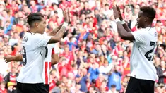 Gelandang Liverpool, Roberto Firmino, bersama Divock Origi merayakan gol ke gawang Athletic Bilbao pada laga persahabatan di Stadion Aviva, Dublin, Sabtu (5/8/2017). Liverpool menang 3-1 atas Athletic Bilbao. (AFP/Paul Faith)