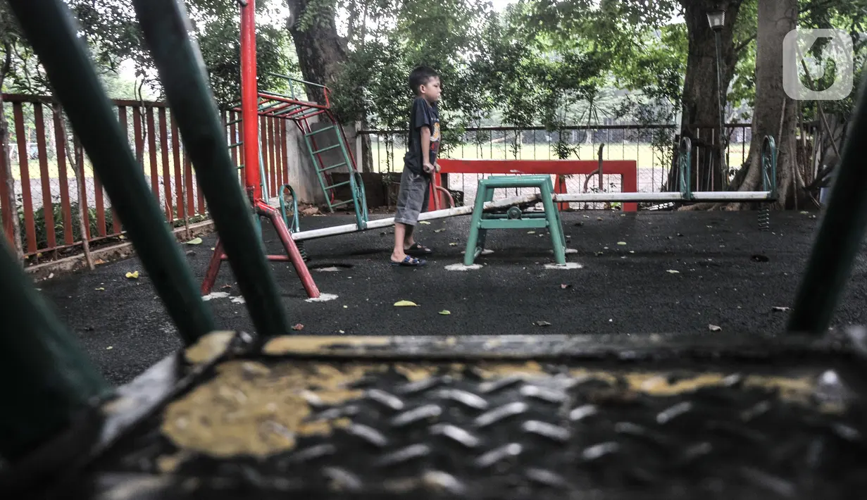 Anak-anak bermain di salah satu fasilitas yang rusak di Ruang Publik Terpadu Ramah Anak (RPTRA) Borobudur, Menteng, Jakarta Pusat, Selasa (8/11/2022). Banyak fasilitas di RPTRA Borobudur yang tidak ramah anak, tak terawat, bahkan rusak. (merdeka.com/Iqbal S Nugroho)