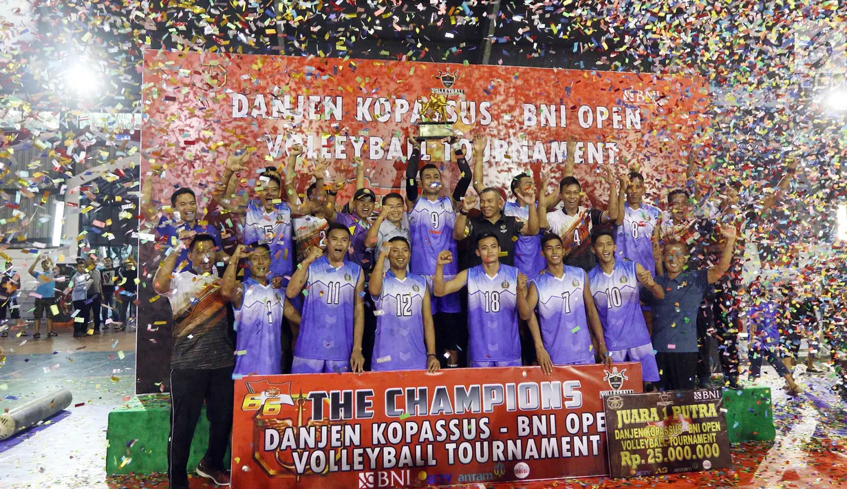 Tim Voli TNI AL berselebrasi sebagai juara kategori putra pada final turnamen Danjen Kopassus Open Volleyball Tournament, di GOR Nanggala, Jakarta. Minggu (08/4). Tim TNI AL memenangkan set keempat 25-19 atas tim PBVAD.  (Liputan6.com/Johan Tallo)