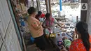 Aktivitas warga di kawasan Kampung Tembok, Muara Angke, Jakarta Utara, Rabu (4/3/2020). Air di pemukiman Kampung Tembok tidak mengalir ke tempat pembuangan.  (Liputan6.com/Herman Zakharia)