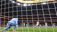 Penyerang Maroko, Brahim Diaz, gagal mengeksekusi tendangan penalti di hadapan kiper Senegal #16, Edouard Mendy, pada pertandingan final Piala Afrika (CAN) antara Senegal dan Maroko di Stadion Prince Moulay Abdellah, Rabat, pada 18 Januari 2026. (SEBASTIEN BOZON / AFP)