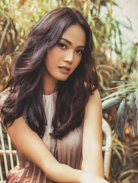 Pada tahun yang sama, Della mengikuti ajang Miss ASEAN sebagai wakil dari Indonesia. Ia berhasil menggondol gelar Miss Photogenic di ajang tersebut. (Liputan6.com/IG/@delladartyan)