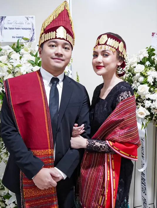 Duka sedang menyelimuti Rianti Cartwright. Rianty baru saja mengalami kehilangan ayah mertua tercinta. Demi memenuhi permintaan terakhir sang ayah, Rianti dan Cas Alfonso secara mendadak menggelar upacara mangadati. [Instagram/riantic]