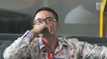 Gubernur Jambi Zumi Zola menunggu di ruang tunggu sebelum menjalani pemeriksaan di Gedung KPK, Jakarta, Kamis (15/2). Zumi diperiksa perdana sebagai tersangka terkait dugaan gratifikasi dari sejumlah proyek di Provinsi Jambi (Liputan6.com/Herman Zakharia)