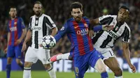 Striker Barcelona, Lionel Messi, berusaha melewati bek Juventus, Alex Sandro. Barcelona mendominasi pertandingan dengan penguasaan bola hingga 62 persen sementara Juventus hanya 38 persen. (AP/Manu Fernandez)