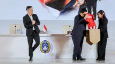 Pelatih Timnas Indonesia, John Herdman, tampak tersenyum saat Ketua PSSI, Erick Thohir, akan memberikan jersey pada acara perkenalan pelatih baru Timnas Indonesia di Hotel Mulia Senayan, Jakarta, Selasa pagi (13/1/2026). (Bola.com/Bagaskara Lazuardi)