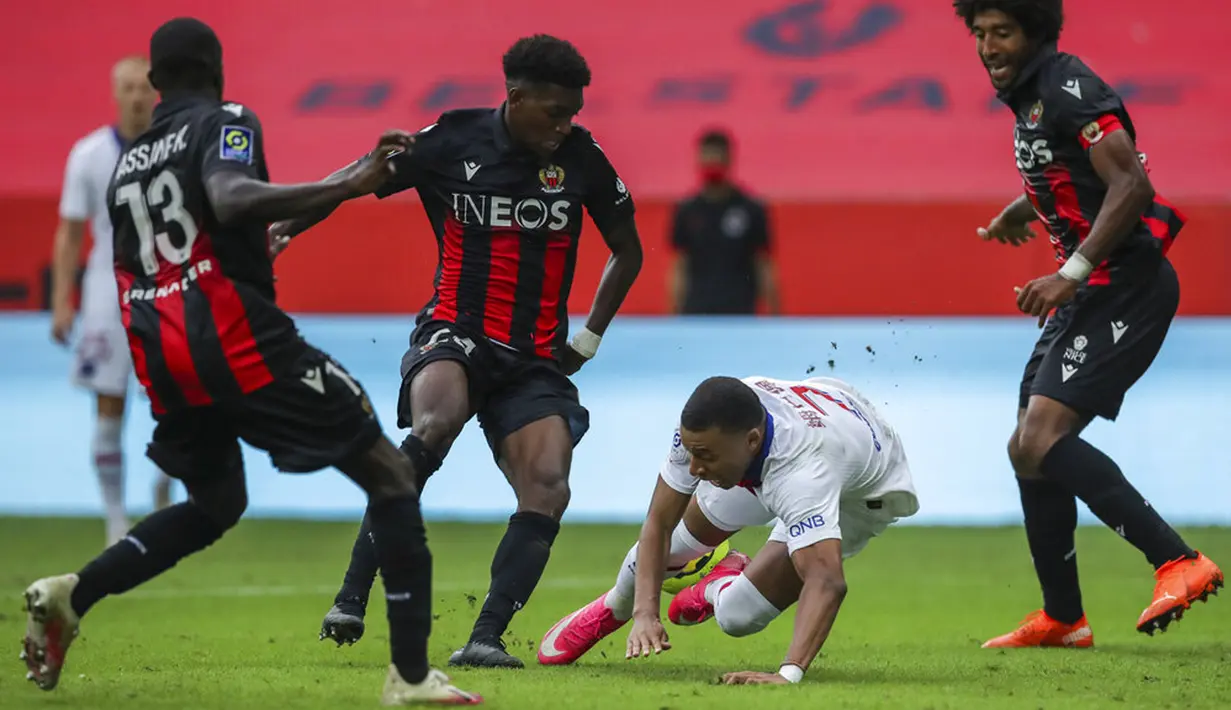 Pemain Paris Saint-Germain Kylian Mbappe (kedua kanan) dijegal pemain Nice pada pertandingan League One di Stadion Allianz Riviera, Nice, Perancis, Minggu (20/9/2020). Paris Saint-Germain berhasil mengalahkan Nice 3-0. (AP Photo/Daniel Cole)