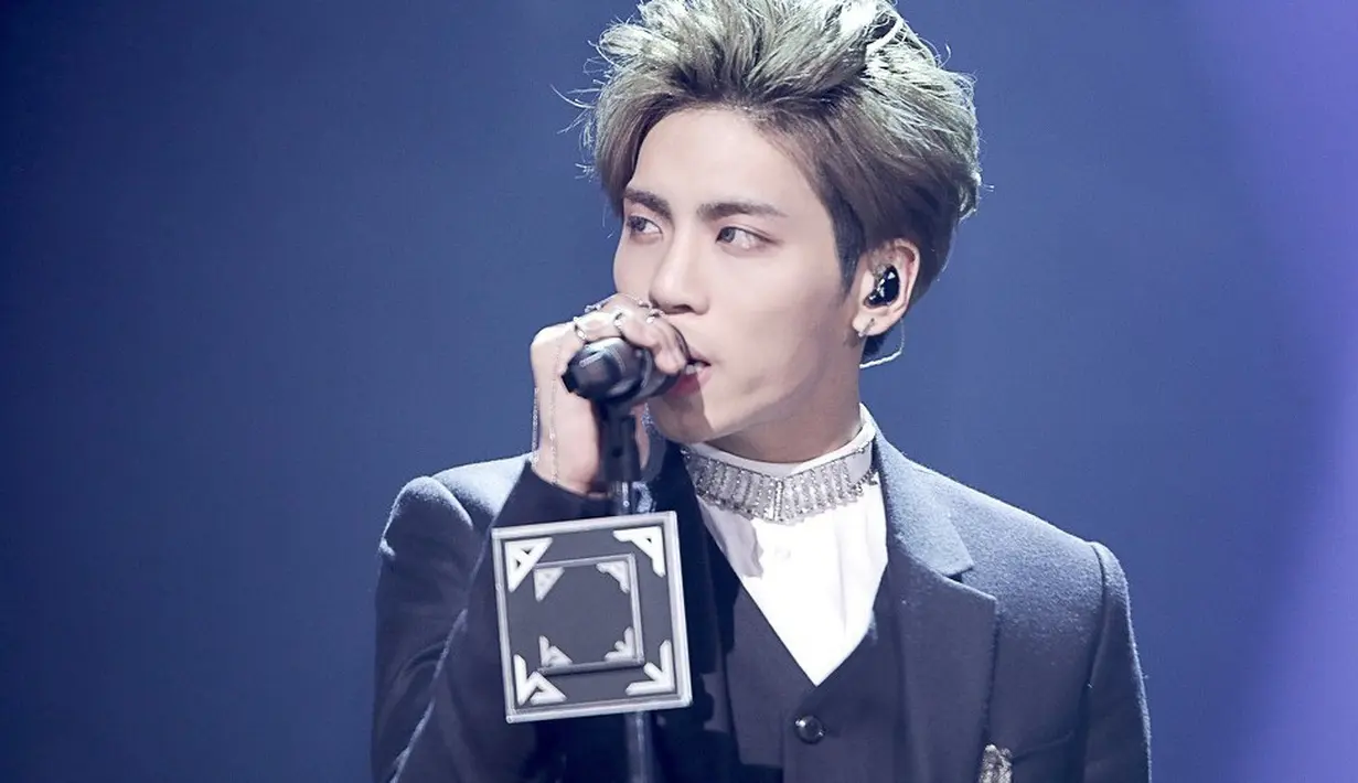 Jonghyun SHINee memang tidak canggung memamerkan tato yang dimilikannya itu di berbagai kesempatan. (foto: koreaboo.com)