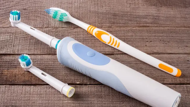 Sikat Gigi Elektrik vs Manual, Mana Lebih Ampuh Bersihkan Gigi? (Nataly Studio/shutterstock)