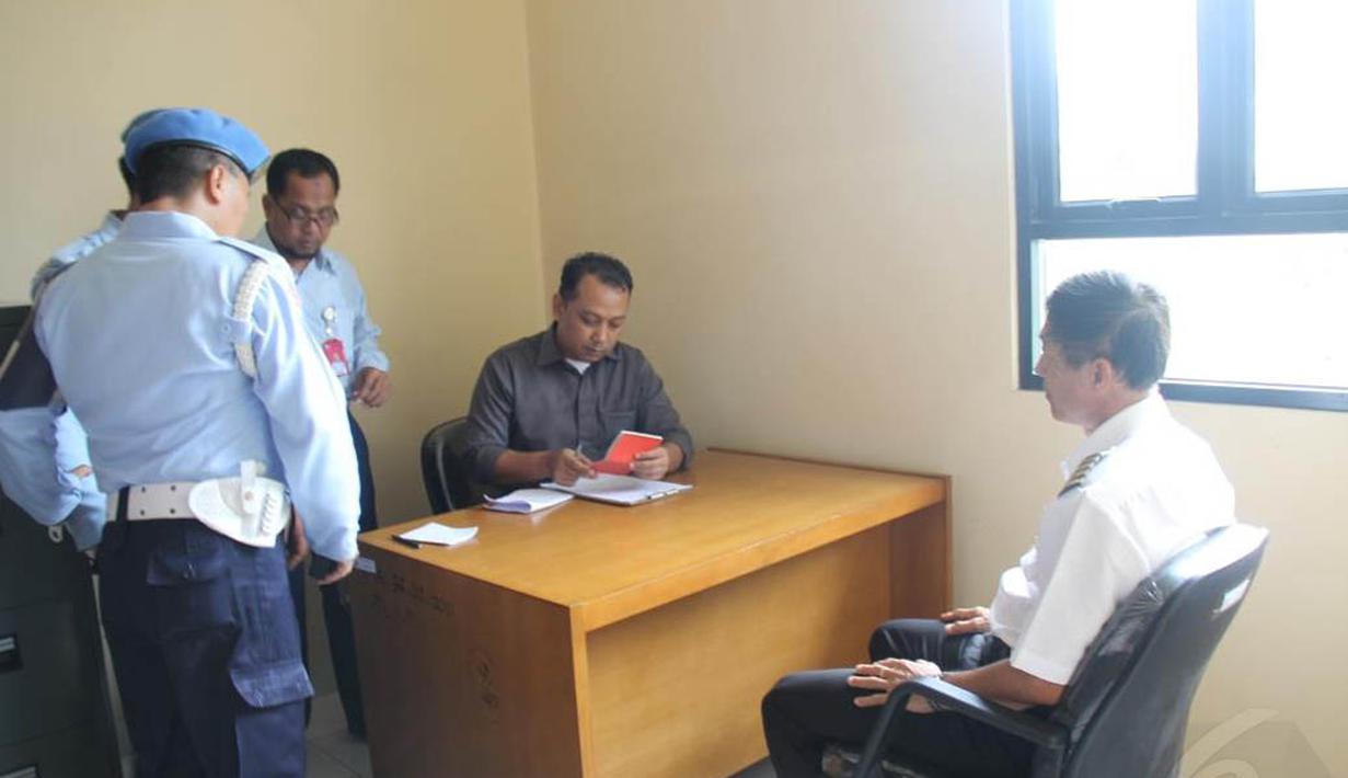 Pilot Tan Chin Kia (kanan) saat menjalani pemeriksaan karena melintasi NKRI tanpa izin di Pontianak, Kalimantan Barat, Selasa (28/10/2014). (Liputan6.com/Raden AMP)