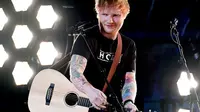 Salah satu hal yang paling ditunggu pada konser nanti adalah sosok Ed Sheeran membawakan lagu-lagu kerennya bersama gitar yang selalu menjadi ciri khasnya.(sumber: Liputan6.com/AFP)