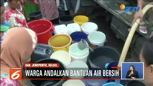 Korban banjir bandang di Desa Munte, Jeneponto, Sulawesi Selasan, kesulitan air bersih karena sumur dipenuhi pasir dan lumpur.