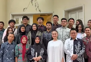 Agnez Mo saat Buka Puasa Bersama Kedutaan Besar Indonesia di Dubai. [@agnezmo]