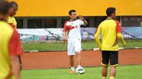 Widodo Cahyono Putro memimpin latihan perdana Sriwijaya FC sesuai libur, Sabtu (9/4/2016). (Bola.com/Riskha Prasetya)