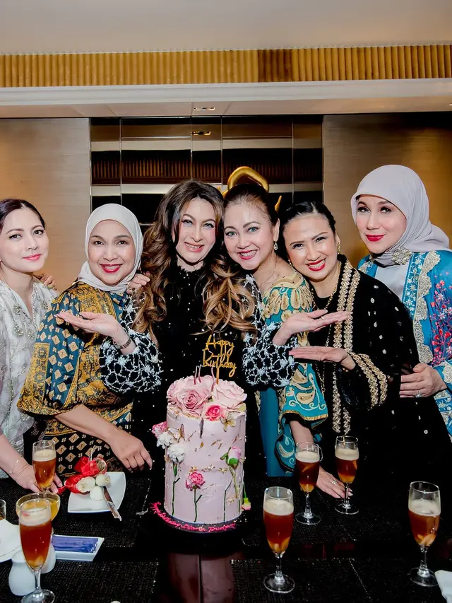 6 Potret Intimate Birthday Diana Pungky Bareng Artis Lawas, Tak Menua di Usia 51 Tahun