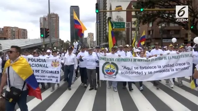 Presiden Kolombia Ivan Duque turun ke jalan bergabung dengan warga yang melakukan demonstrasi. Mereka mengecam aksi pemboman yang menewaskan 21 polisi.