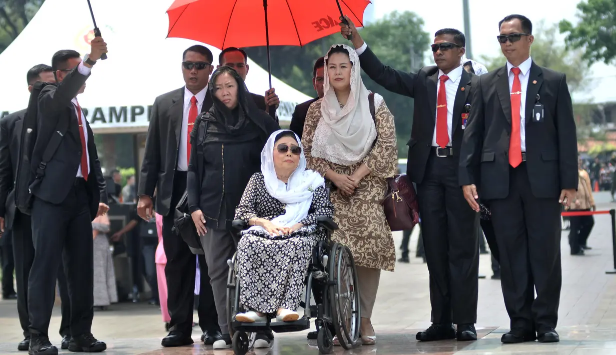 Istri Presiden ke-4 RI Abdurrahman Wahid, Sinta Nuriyah Wahid (tengah) didampingi anaknya Yenny Wahid (kanan) dan Inayah Wahid (kiri) menghadiri pemakaman Presiden ke-3 RI BJ Habibie di TMP Kalibata, Jakarta, Kamis (12/9/2019). Habibie dimakamkan di TMP Kalibata. (merdeka.com/Iqbal Nugroho)